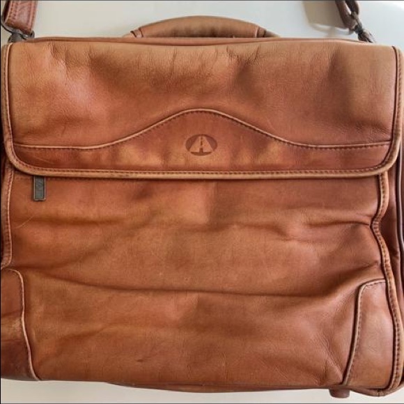Avenues in leather Messenger Bag - Picture 2 of 10